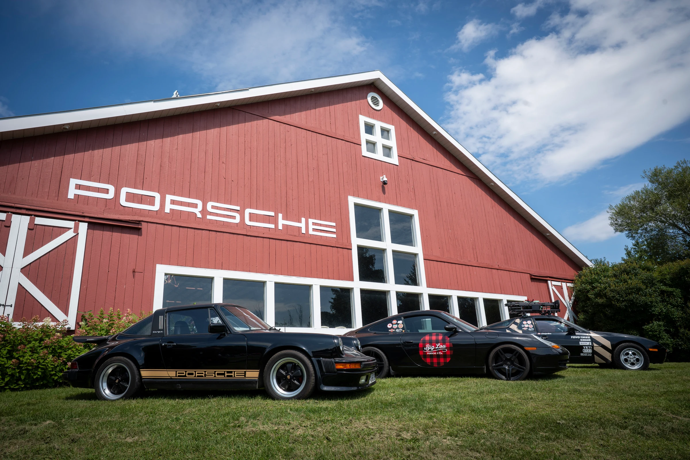 Les Porsche devant la grange rouge du Porsche Fest.