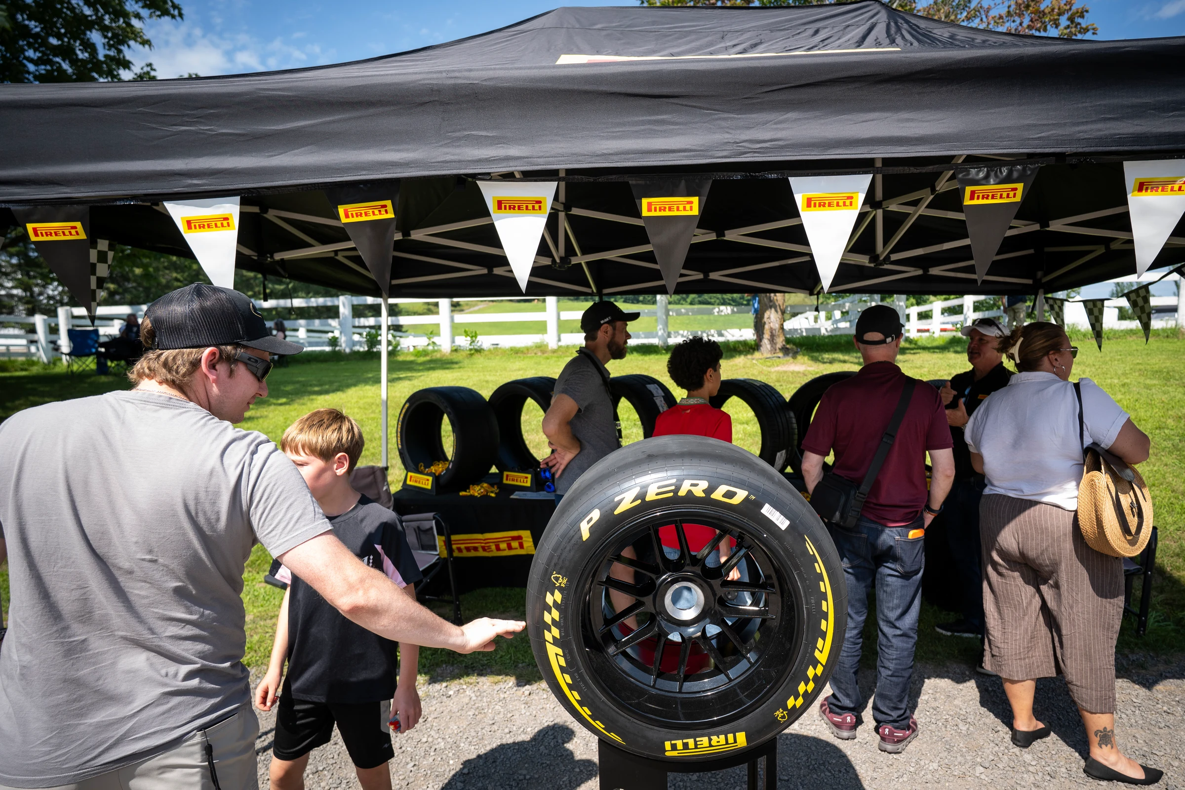 Les visiteurs découvrent les pneus au kiosque Pirelli.