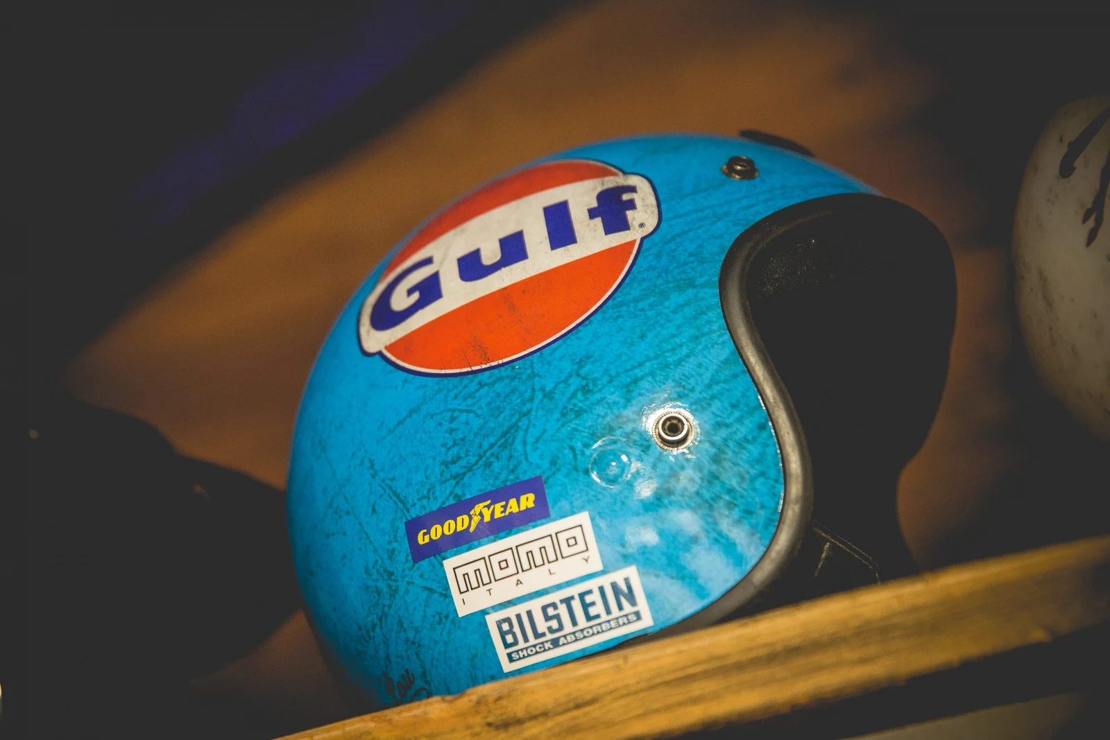 Casque Gulf patiné dans l’atelier de Big Lou.